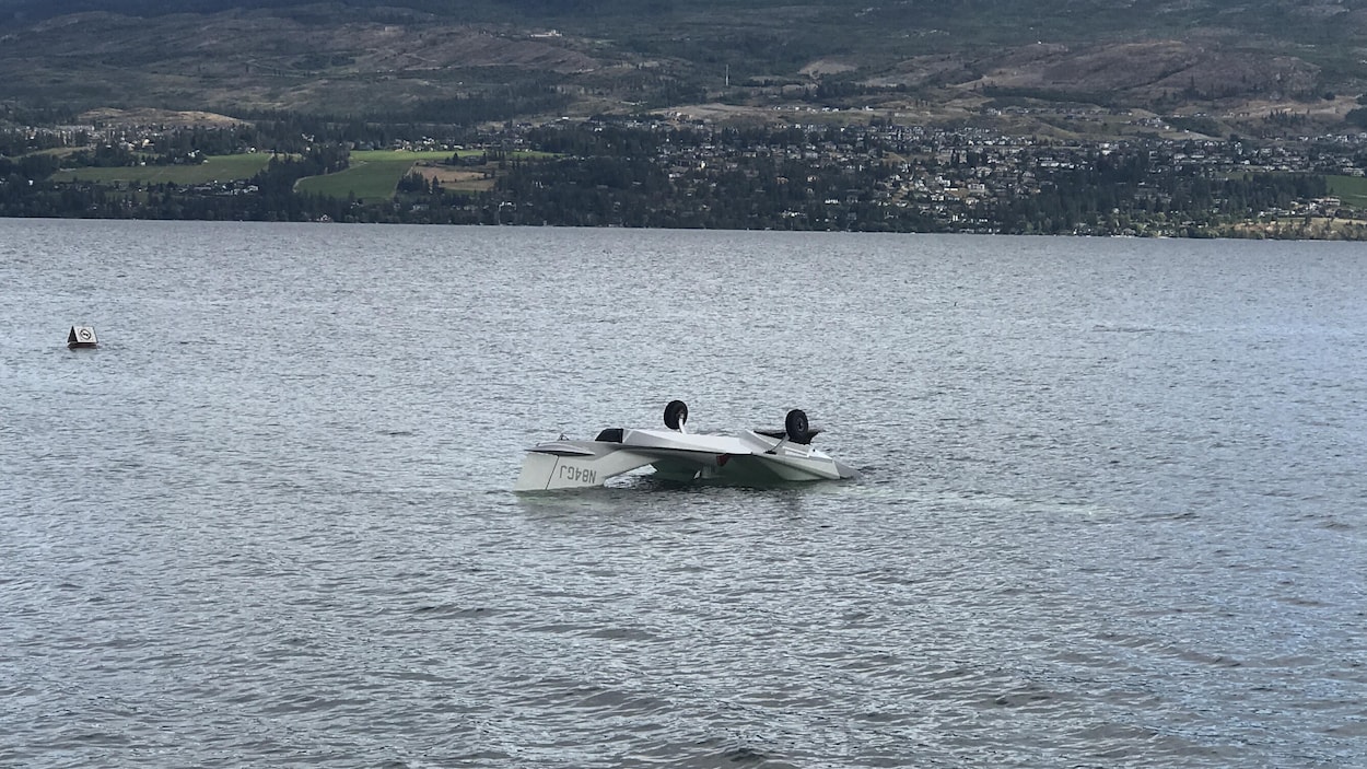 Un avion écrasé dans un lac.