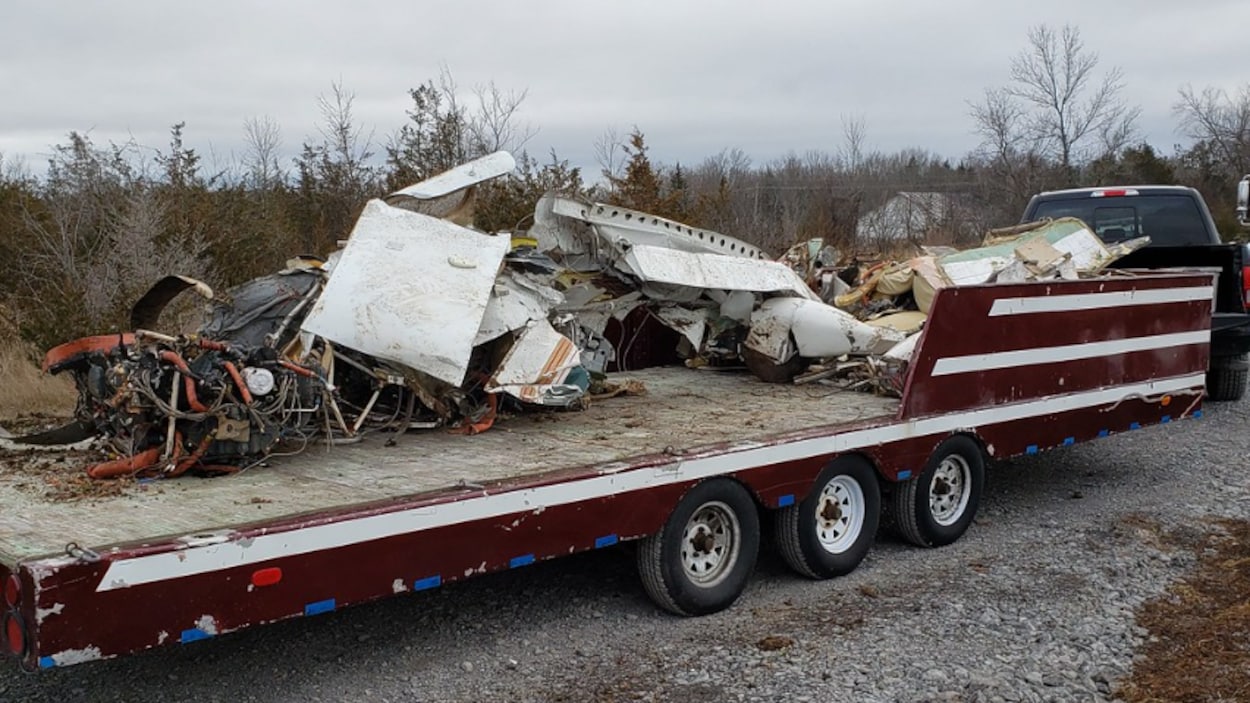 Des débris d'avion sur une remorque.