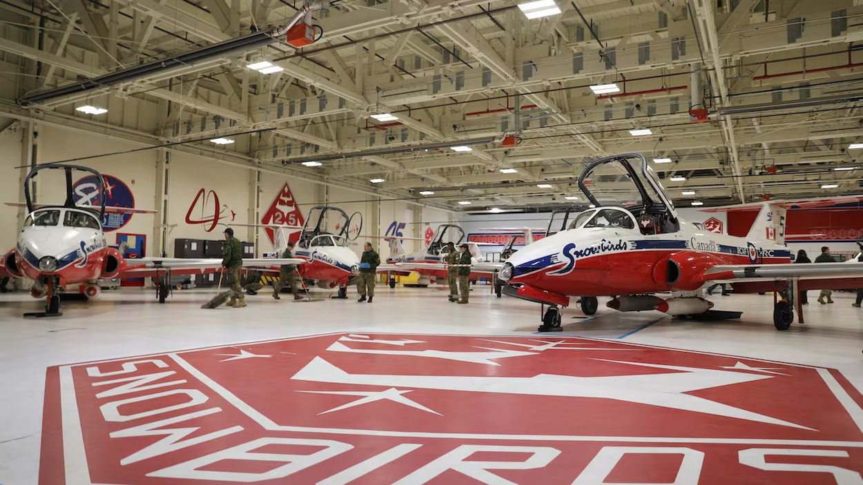 Dernier vol des Snowbirds dans le ciel de la Saskatchewan à bord des CT-114 Tutor