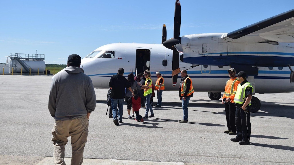 Des gens montant à bord d'un avion.