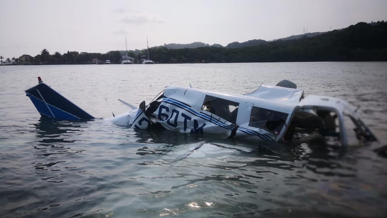 Les débris d'un petit avion à la surface de l'eau, au Honduras.