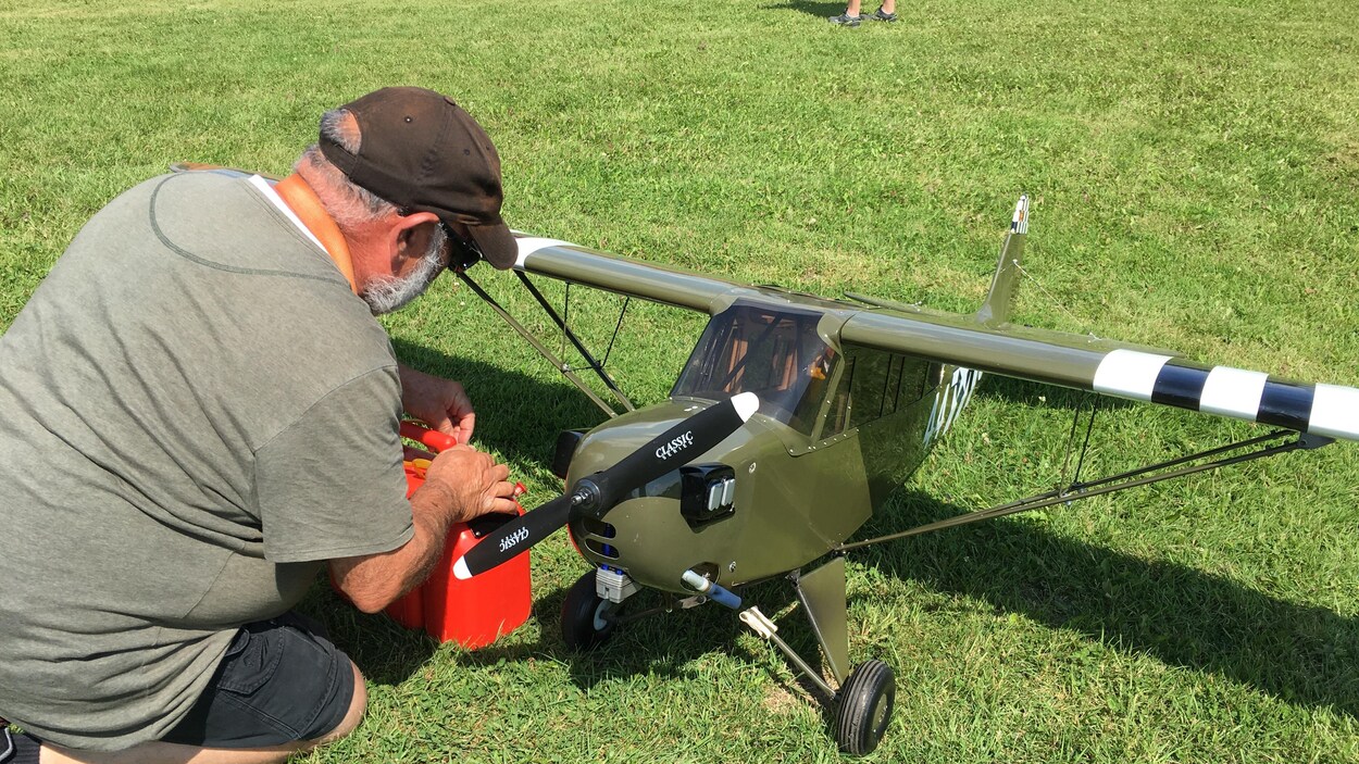 Un homme devant son avion téléguidé.
