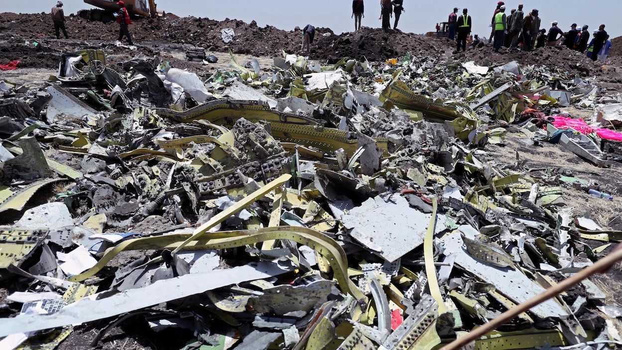 Des débris du Boeing de l'Ethiopian Airlines jonchent le sol.