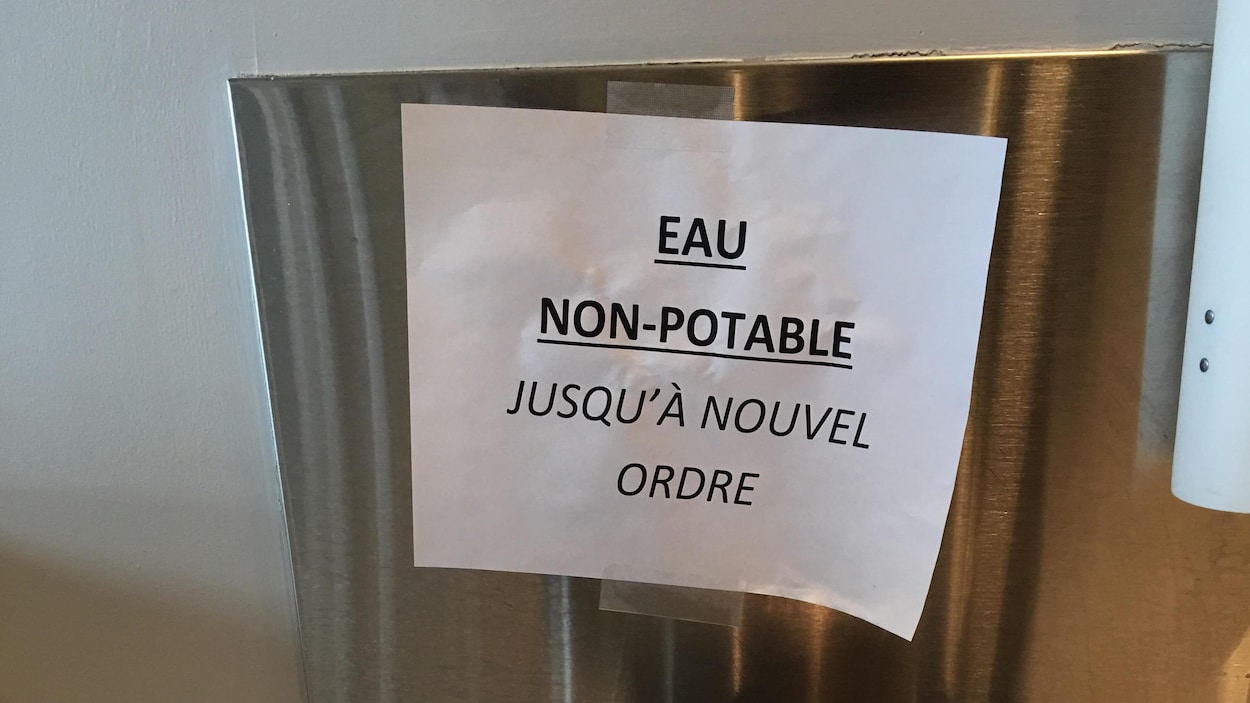 Une fontaine avec une feuille indiquant que l'eau est non-potable. Une fontaine avec une feuille indiquant que l'eau est non-potable.