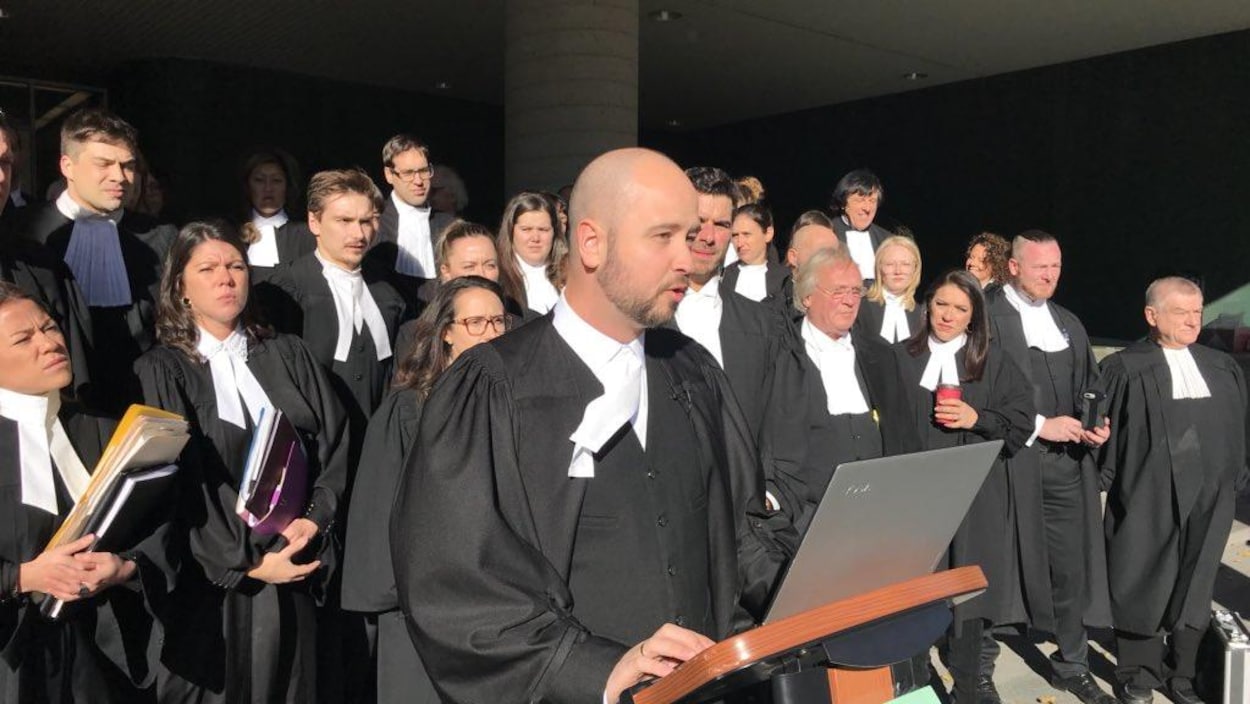 Des avocats sur les marches du palais de justice de Québec