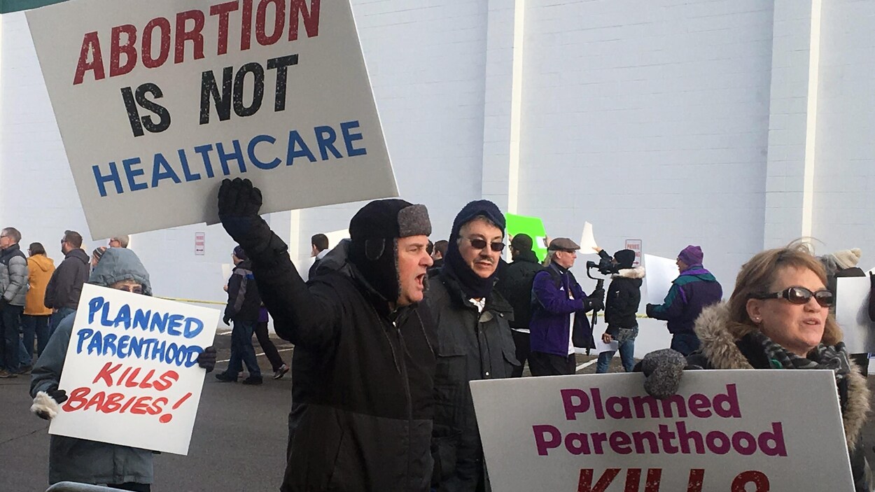 Des opposants à l’avortement manifestent le 11 février devant une clinique d'interruption volontaire de grossesse située à St.Paul, au Minnesota. Des opposants à l’avortement manifestent le 11 février devant une clinique d'interruption volontaire de grossesse située à St.Paul, au Minnesota.