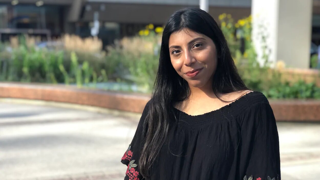 Une jeune femme souriante.