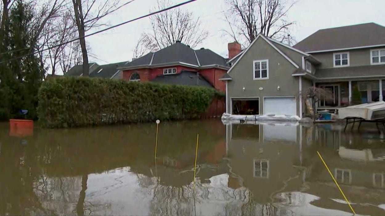 L'eau a envahi le chemin Fraser jusqu'aux maisons.
