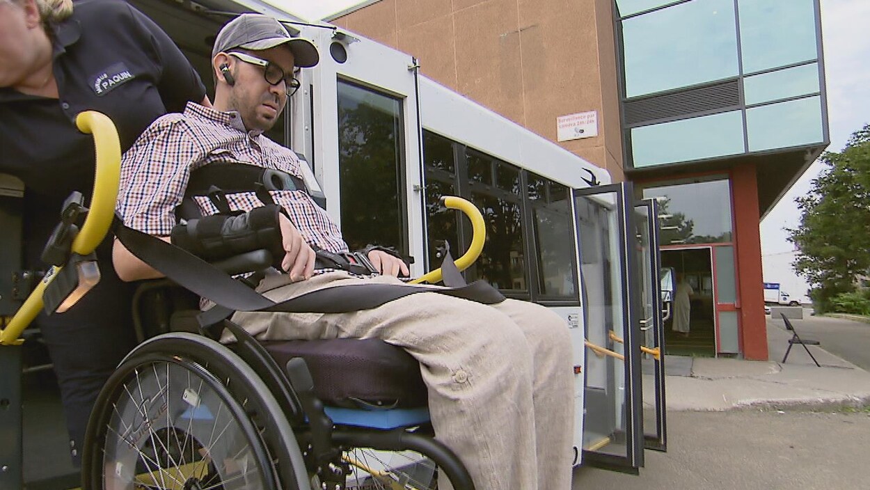 Aymen Derbali a visité la grande mosquée de Québec pour la première fois depuis l'attentat du 29 janvier 2017.
