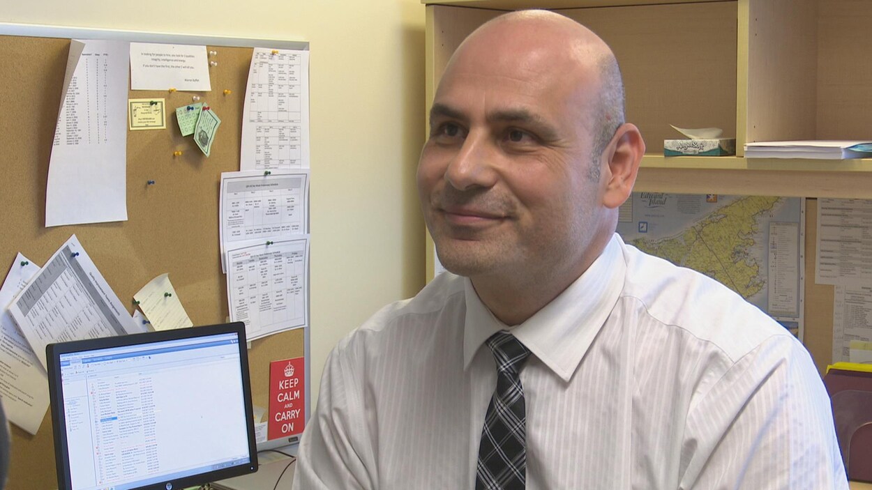 Le Dr Hussam Azzam dans son bureau Le Dr Hussam Azzam dans son bureau