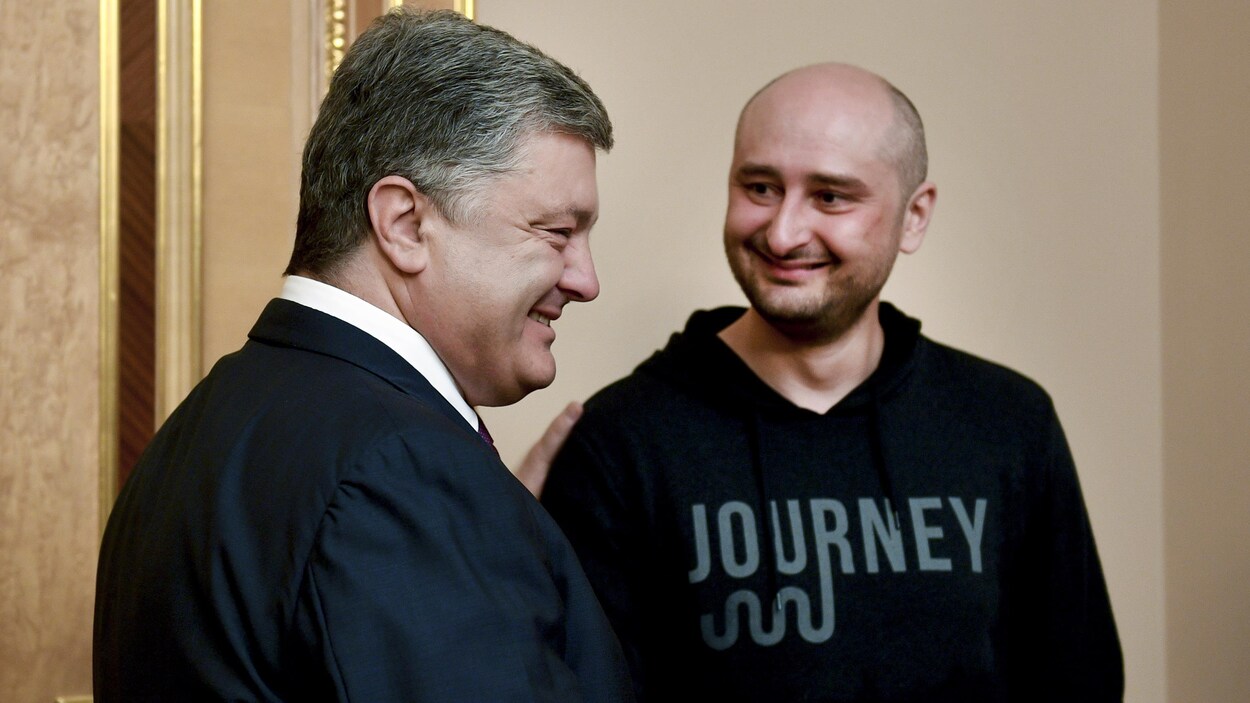 Le président ukrainien Petro Poroshenko s'entretient avec le journaliste russe Arkadi Babtchenko.