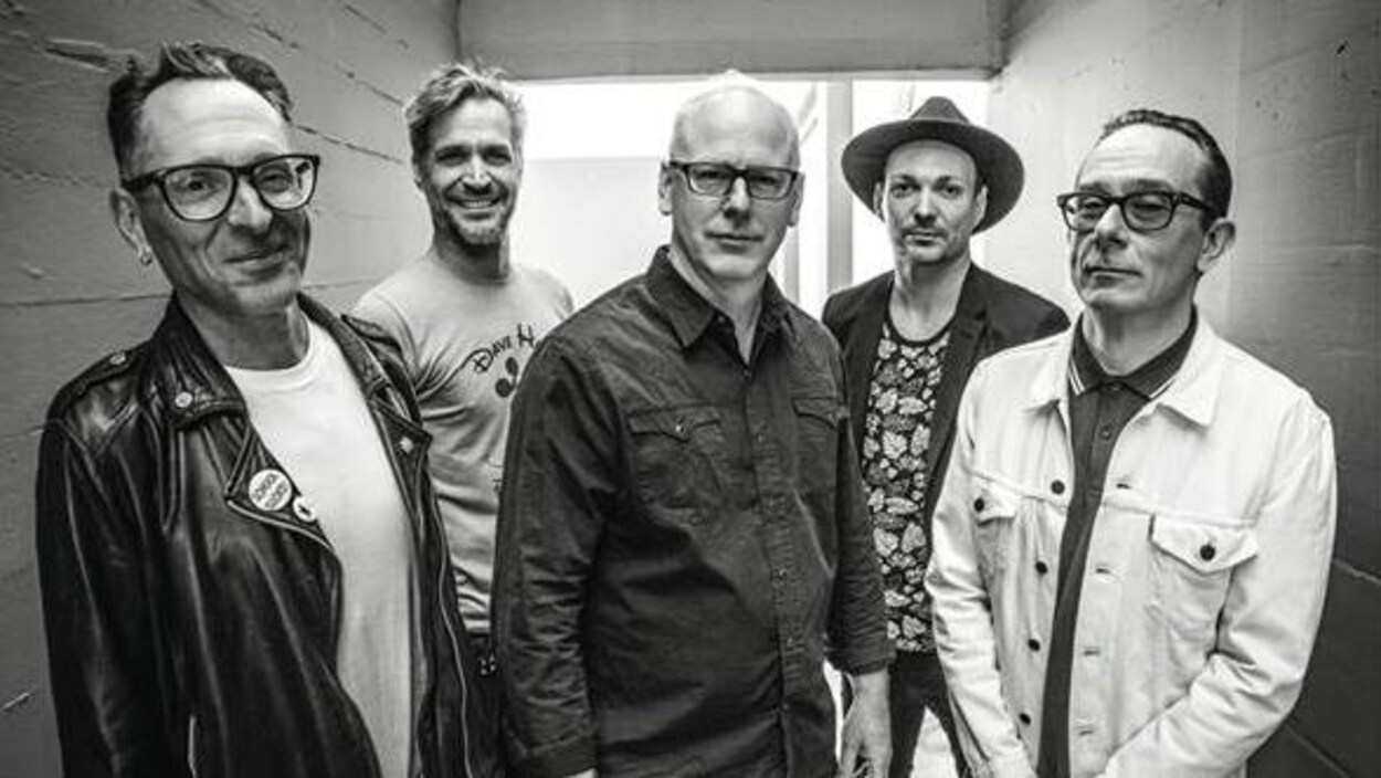Un portrait en noir et blanc des membres du groupe Bad Religion.