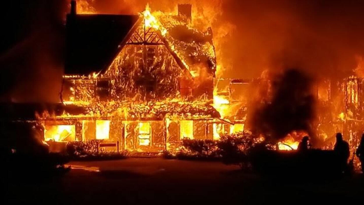Une grande maison ancienne complètement en flammes