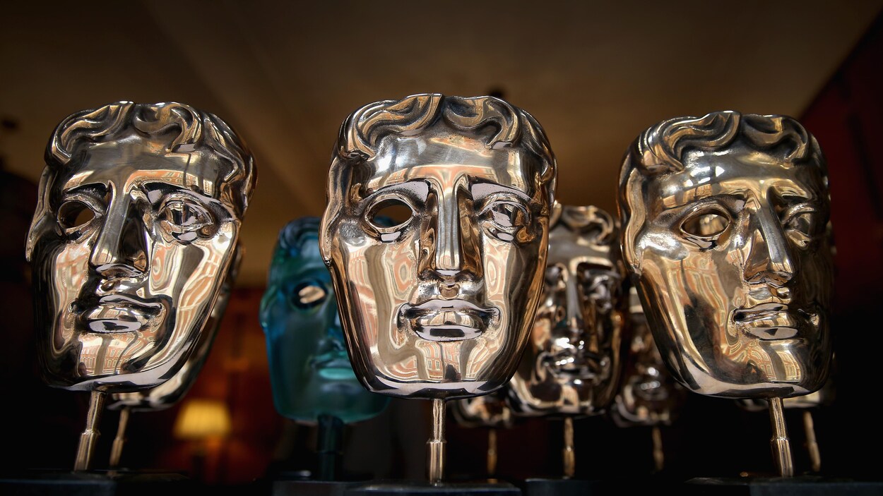 Des trophées dorés en forme de masques. Des trophées dorés en forme de masques.