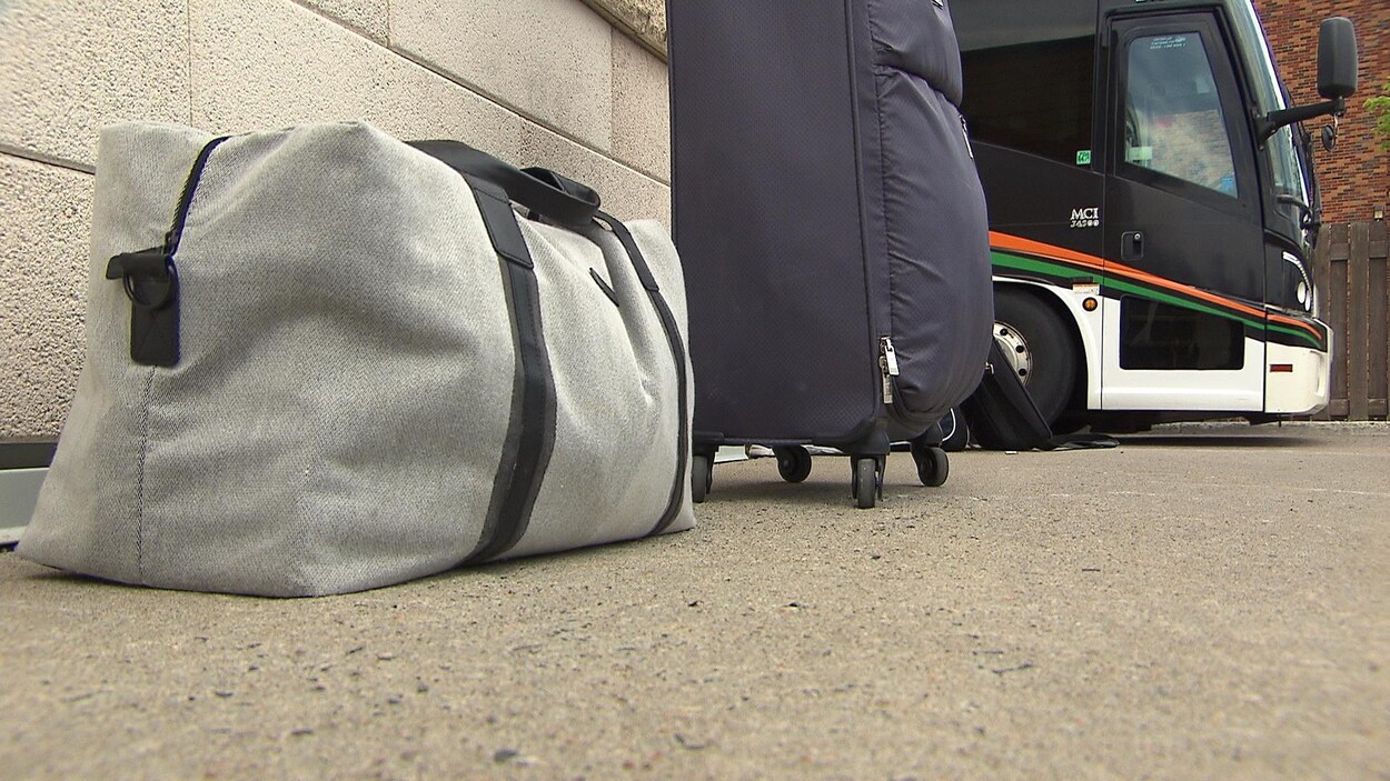 Bagages posées sur le sol.