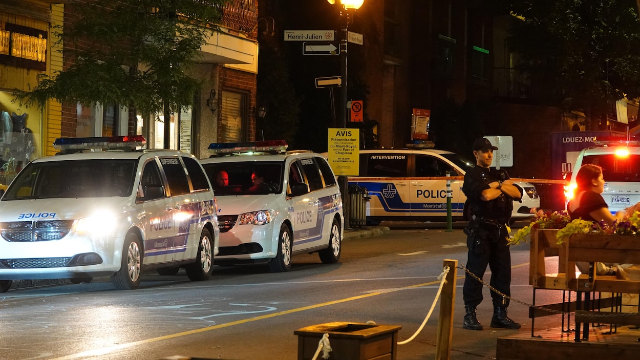 Les policiers du SPVM sur les lieux d’une bagarre à Montréal.