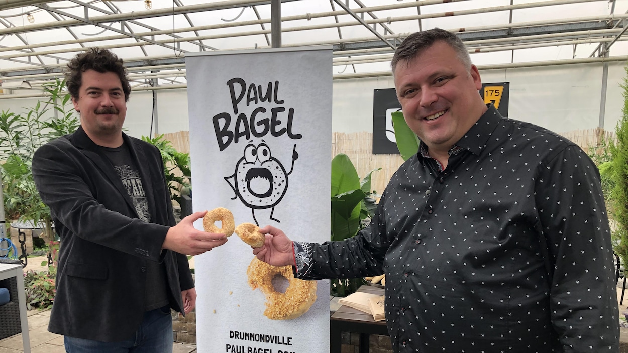 Deux restaurateurs de Drummondville un bagel à la main.