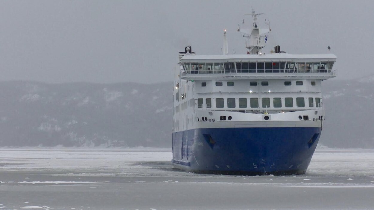 Le navire sur le fleuve.
