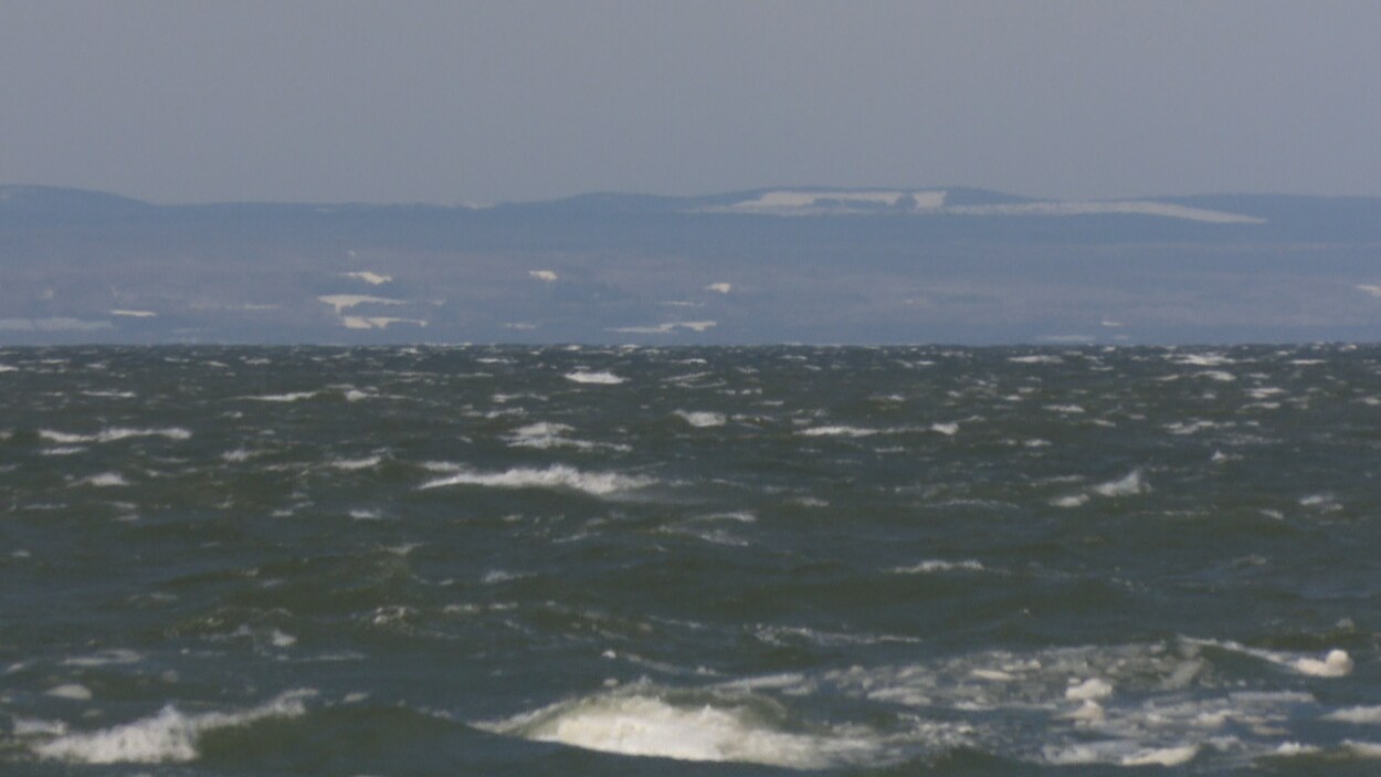 La vue de la côte nord de la Baie-des-Chaleur. Photo prise à partir du quai de Caraquet.