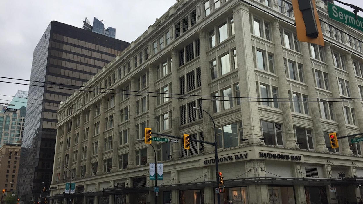 Les propriétaires de La Baie d’Hudson lui réclament 2,4 millions de dollars