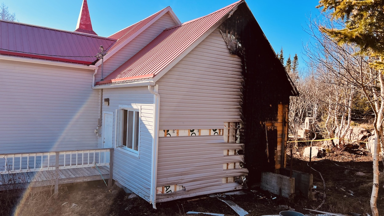 Un feu de broussaille brûle une partie de l’église de Baie-Johan-Beetz