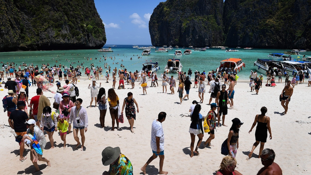 De nombreux touristes sur la plage Maya, en Thaïlande