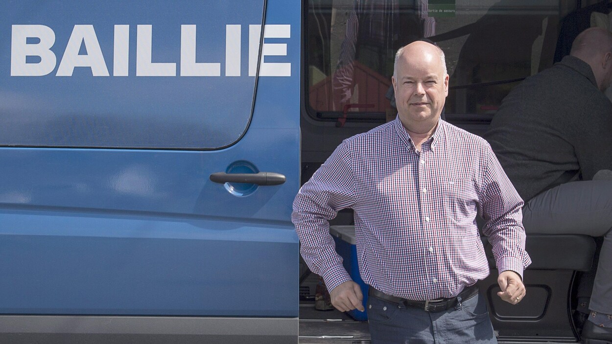 Jamie Baillie descend de son véhicule de campagne Jamie Baillie descend de son véhicule de campagne