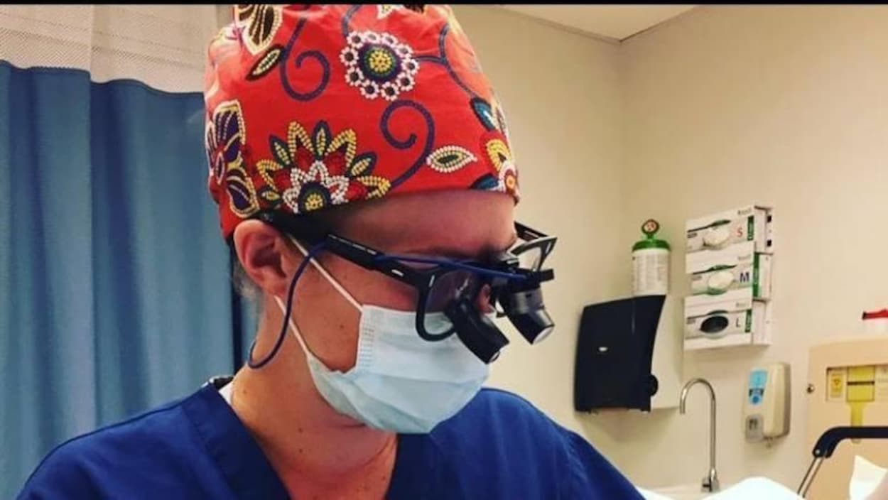 Une femme en habits de médecin avec des lunettes. Une femme en habits de médecin avec des lunettes.