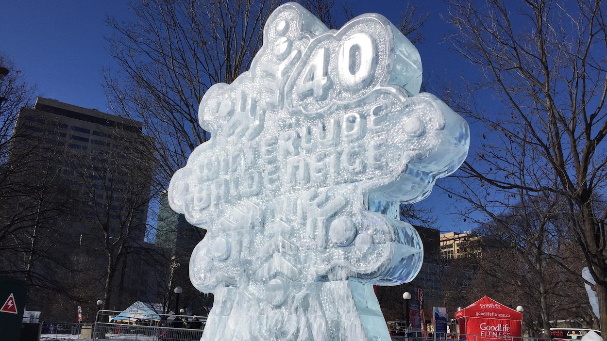 Une sculpture de glace à l'entrée du parc de la Confédération à Ottawa. Une sculpture de glace à l'entrée du parc de la Confédération à Ottawa.