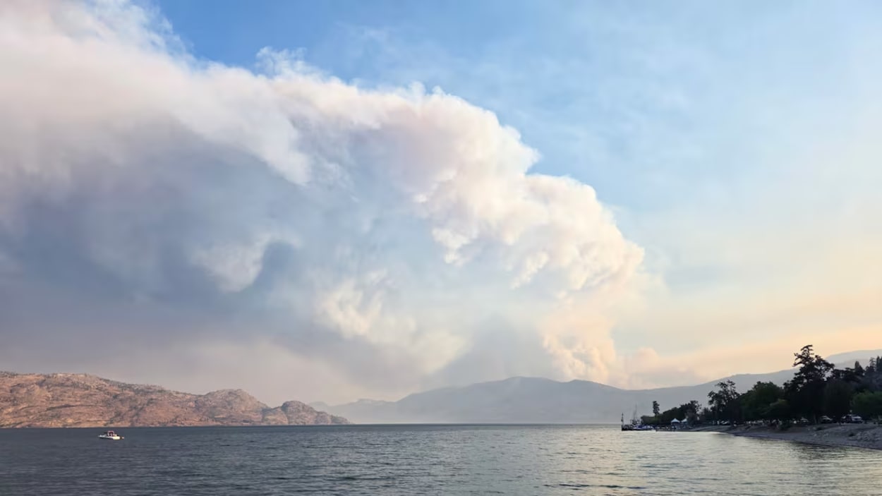 Un feu de forêt déclenche de nouveaux ordres d’évacuation dans l’Okanagan