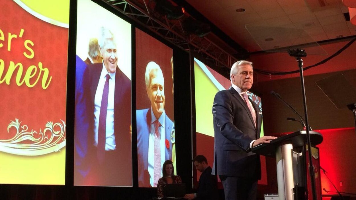 Dwight Ball sur la scène devant un écran géant