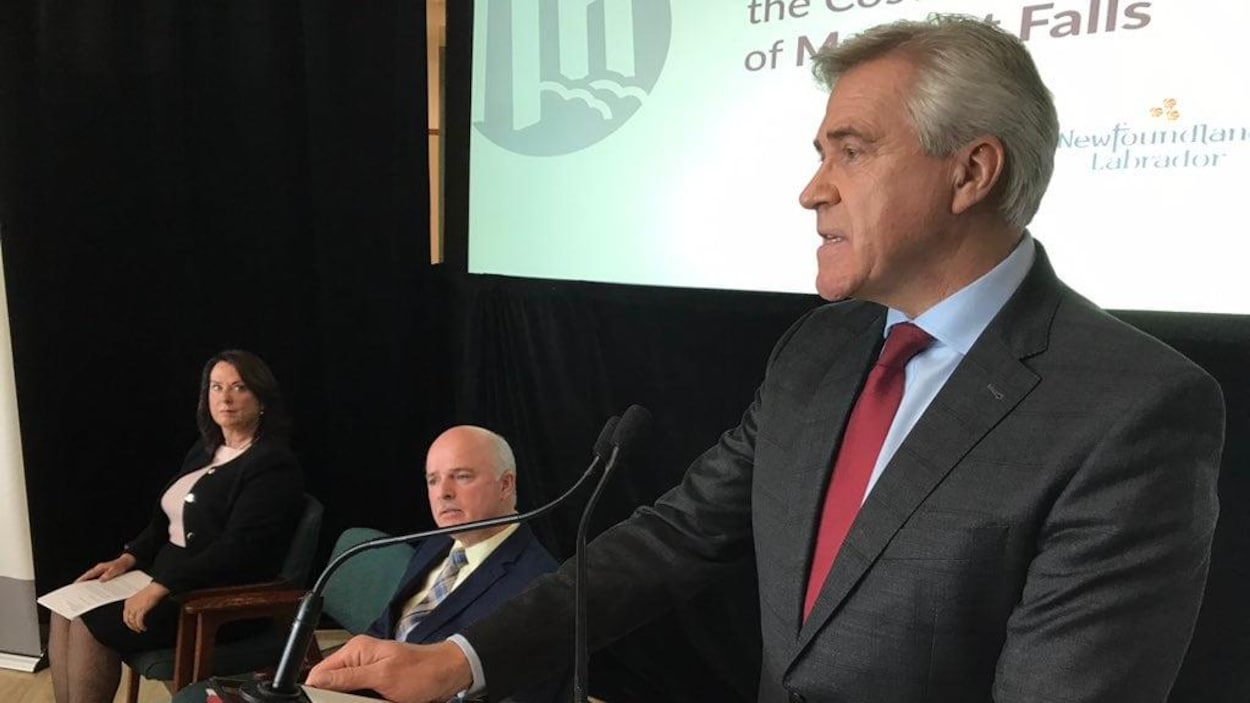 Dwight Ball donne une conférence de presse. Les deux ministres sont assis à ses côtés.