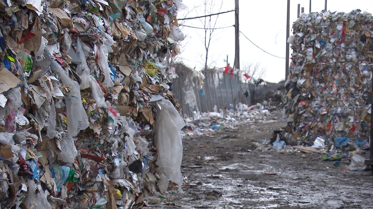 Ballots de matières recyclables au centre de tri de Longueuil