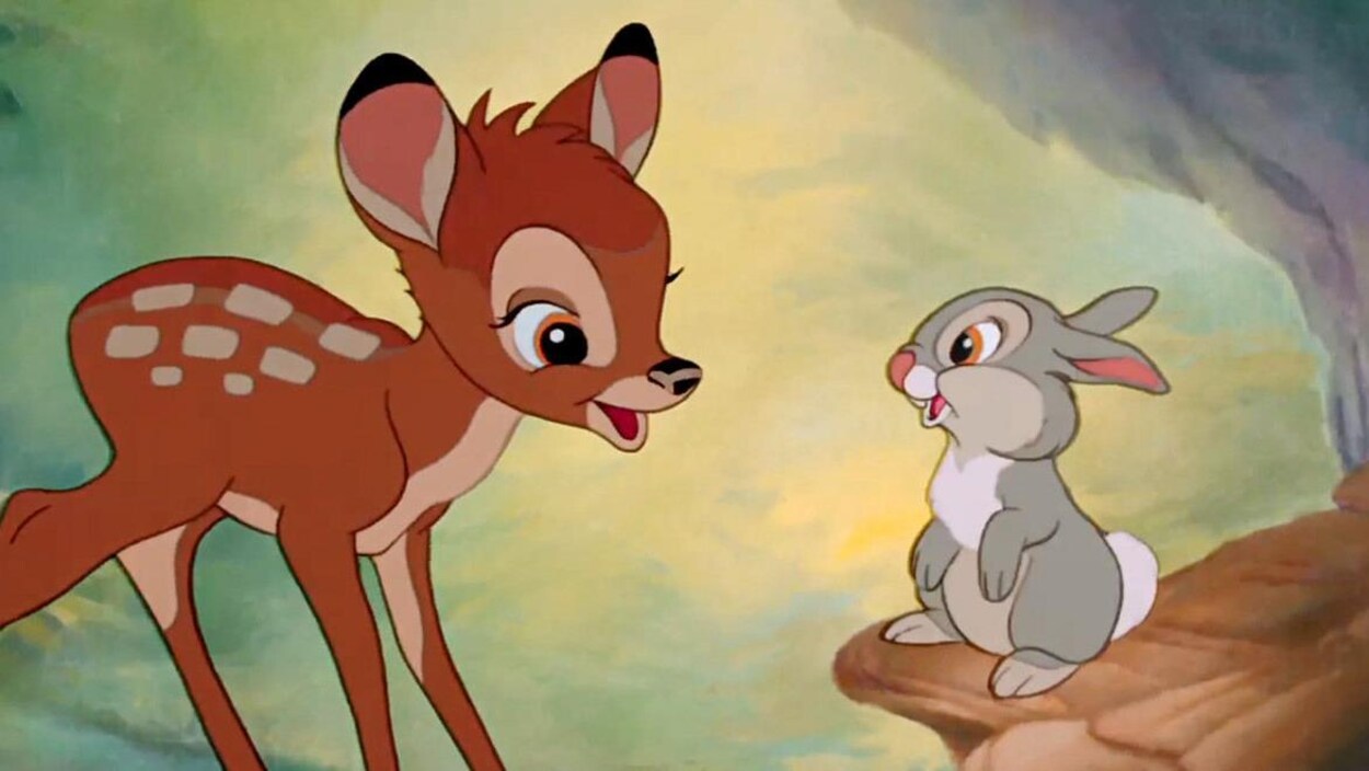 Une capture d'écran du dessin animé «Bambi», dans laquelle on voit un jeune faon et un lapin.