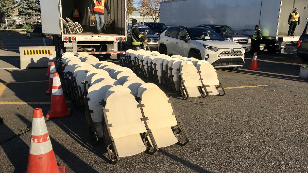 Des bancs appuyés les uns sur les autres.
