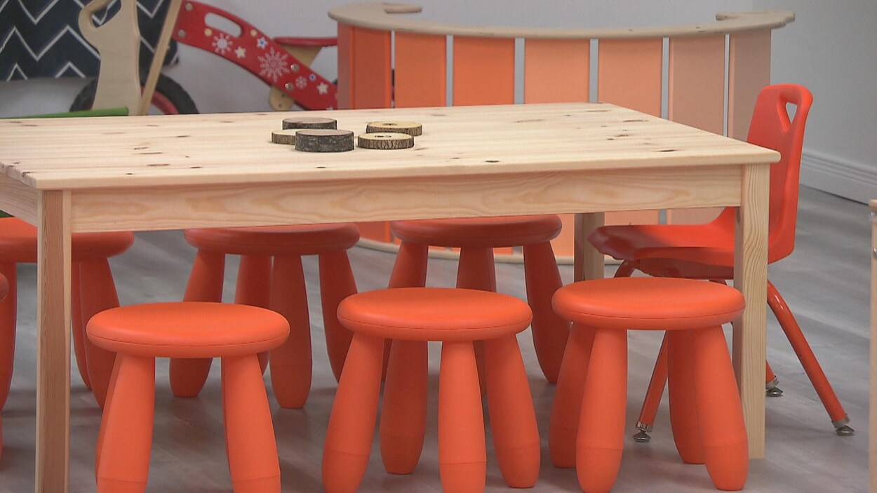 Table et bancs pour enfants avec personne dans l'image Table et bancs pour enfants avec personne dans l'image
