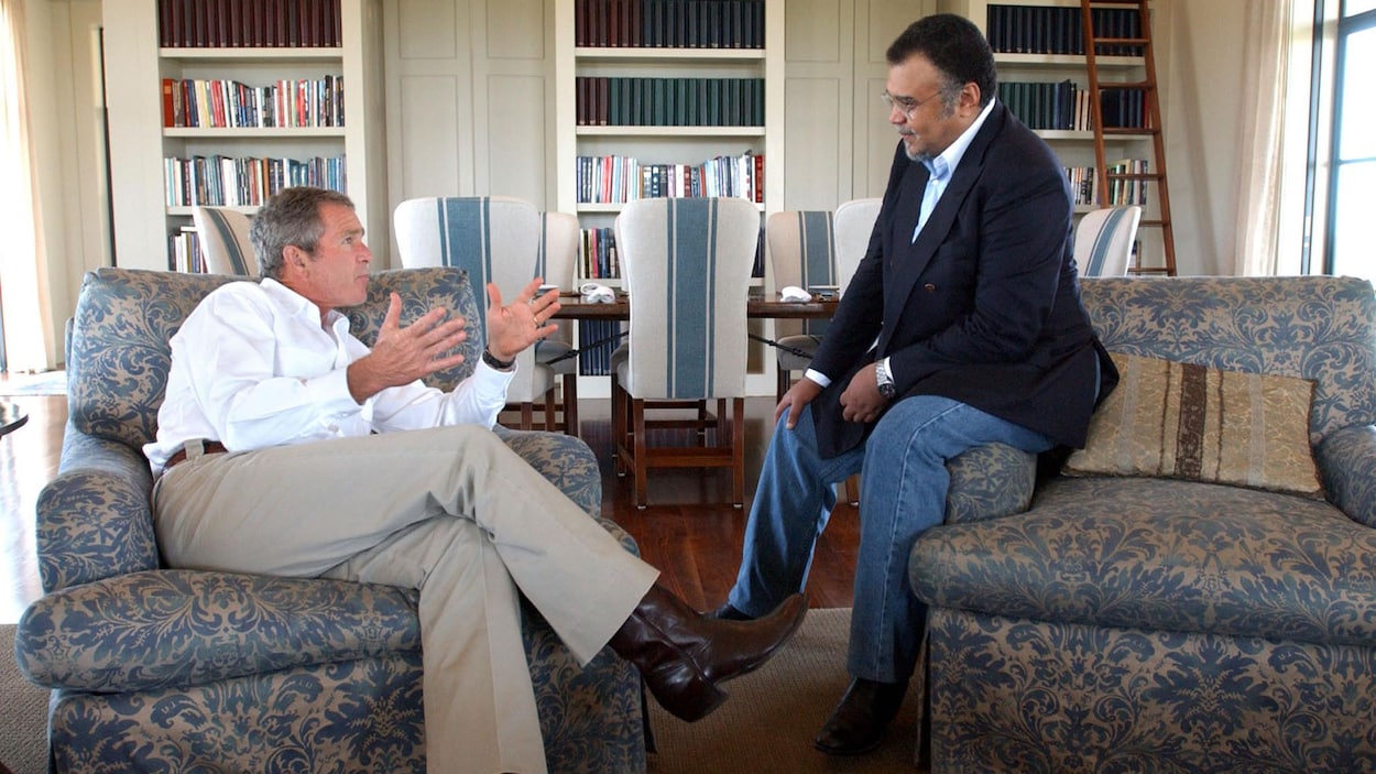 L'ancien président américain George W. Bush discute avec Bandar ben Sultan dans un salon.