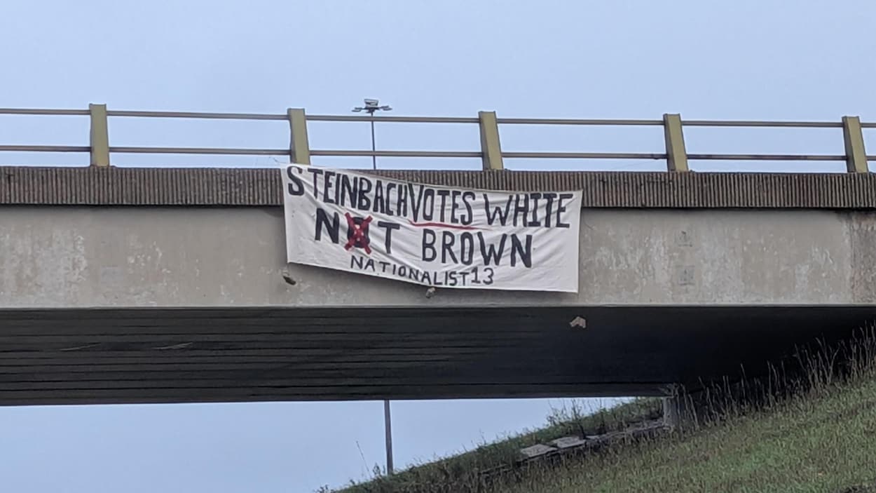 La GRC enquête sur une bannière raciste déployée à Steinbach