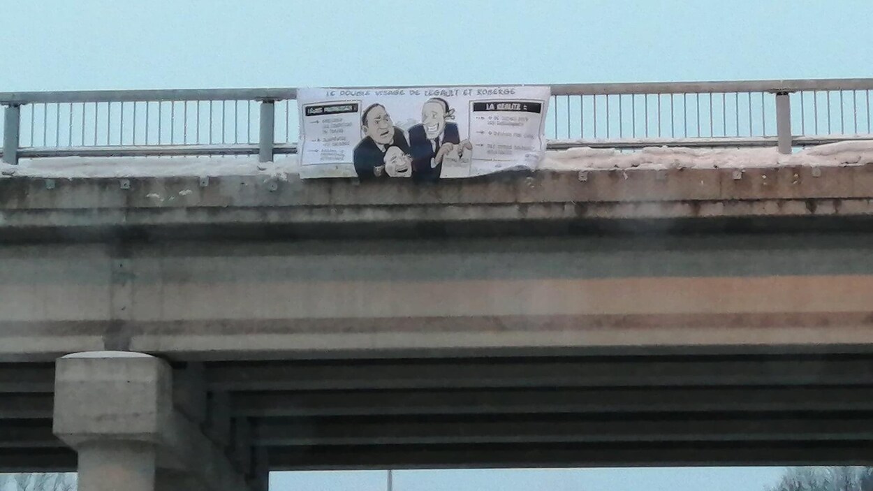 Une banderole accrochée sur le viaduc.