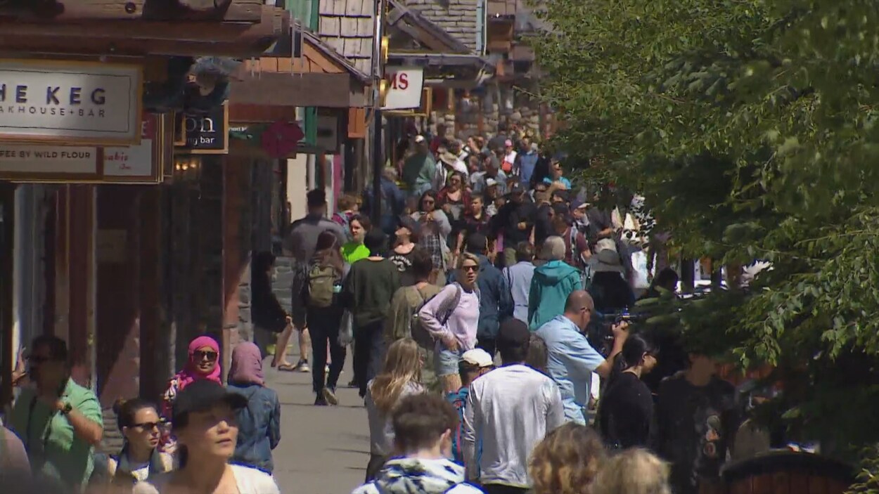 Une rue bondée à Banff.