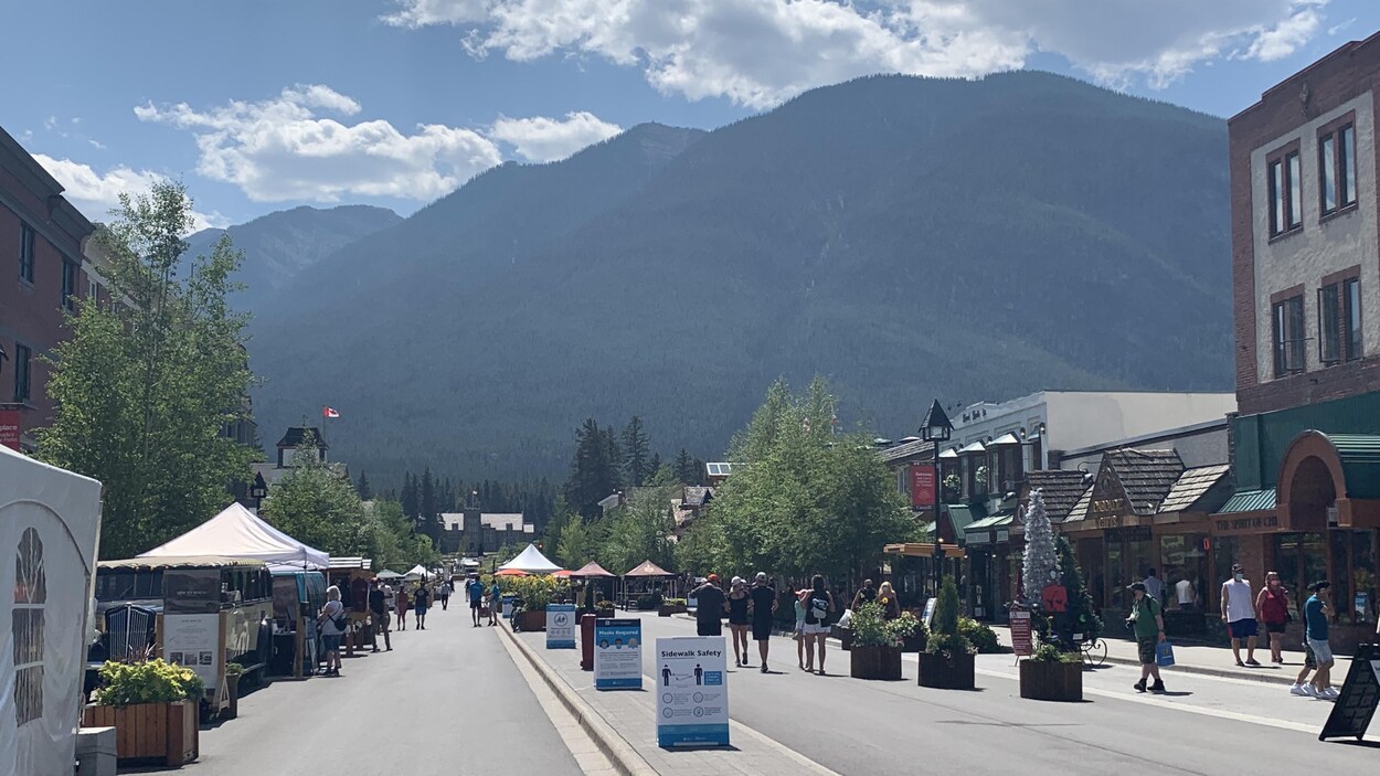 La rue centrale à Banff, avec des panneaux indiquant les mesures de distanciation à respecter.