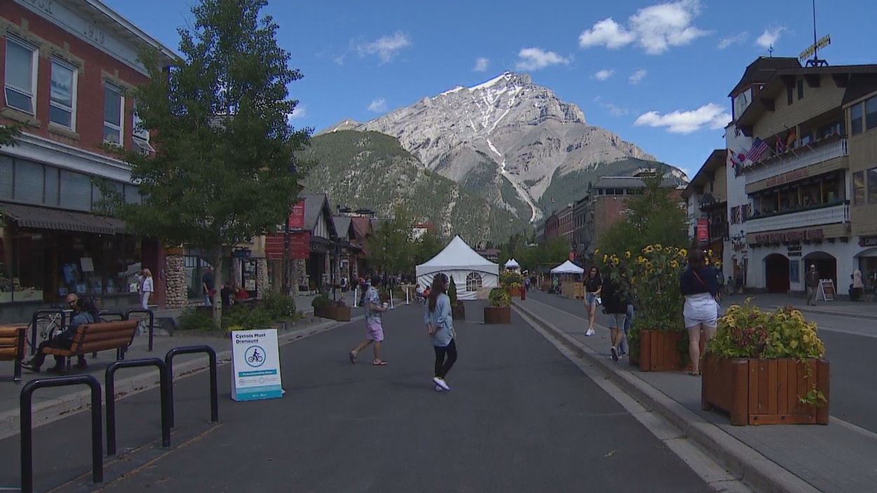 Quelques personnes dans une rue de Banff.