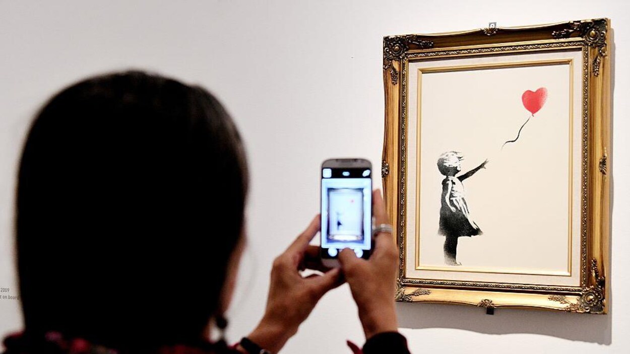 Le tableau « Girl with Balloon » représente une fillette laissant échapper un ballon rouge en forme de coeur.