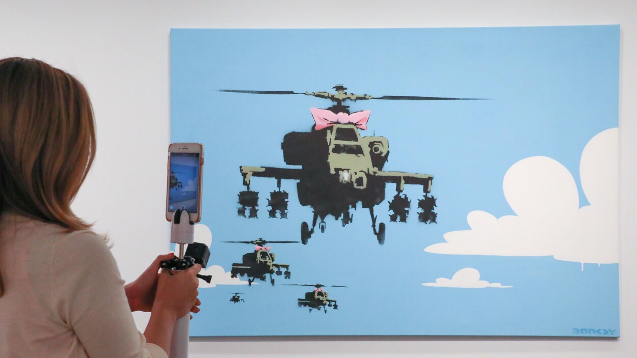 Londres: une oeuvre de Banksy s'autodétruit lors d'une vente aux enchères Londres: une oeuvre de Banksy s'autodétruit lors d'une vente aux enchères