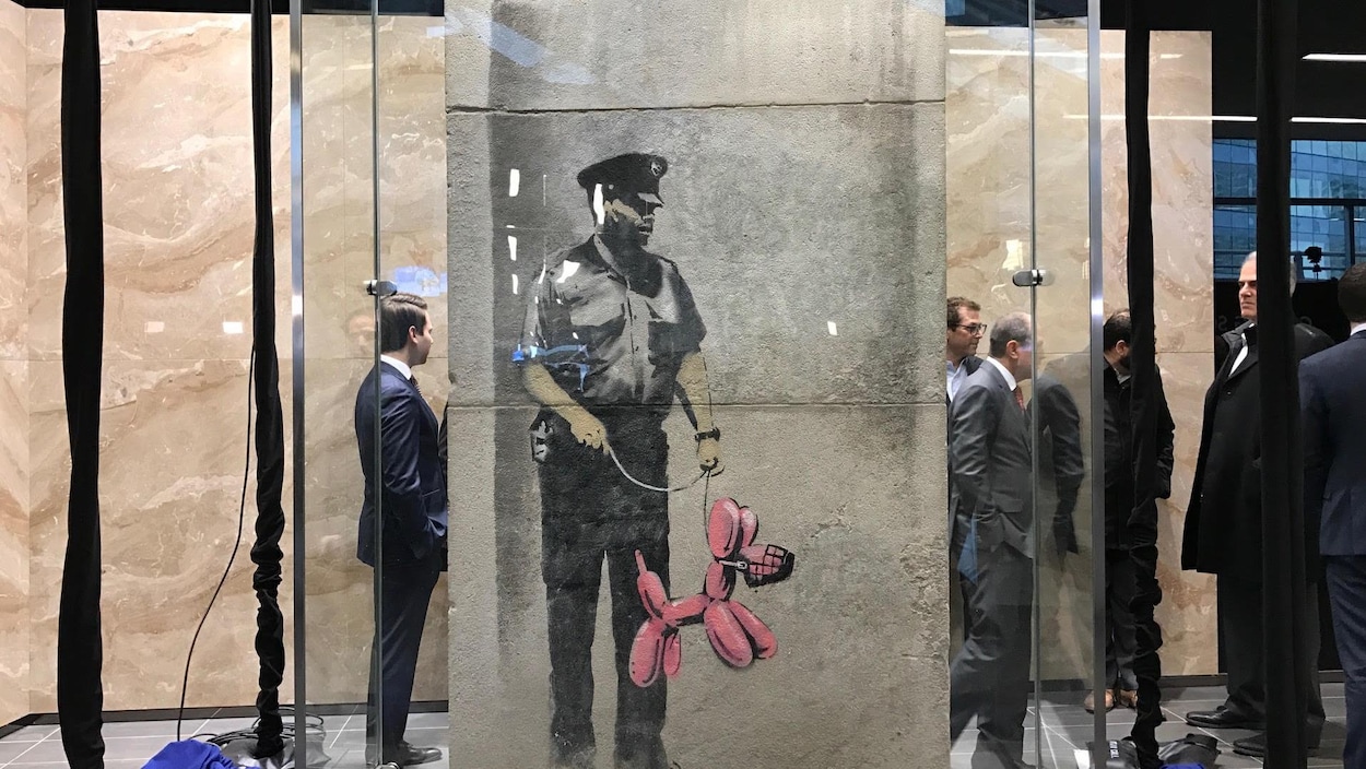 Une oeuvre de Banksy derrière un plexiglas vient d'être dévoilée. Une oeuvre de Banksy derrière un plexiglas vient d'être dévoilée.
