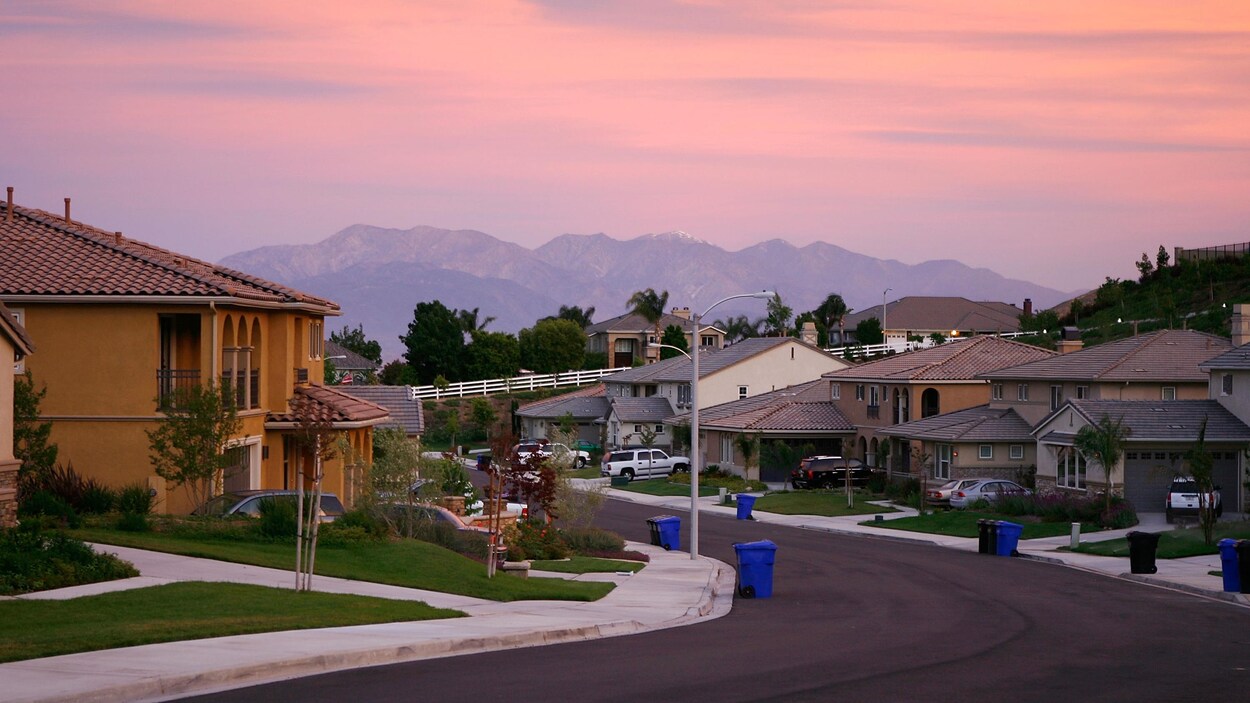Un quartier de banlieue à la tombée du jour en Californie.