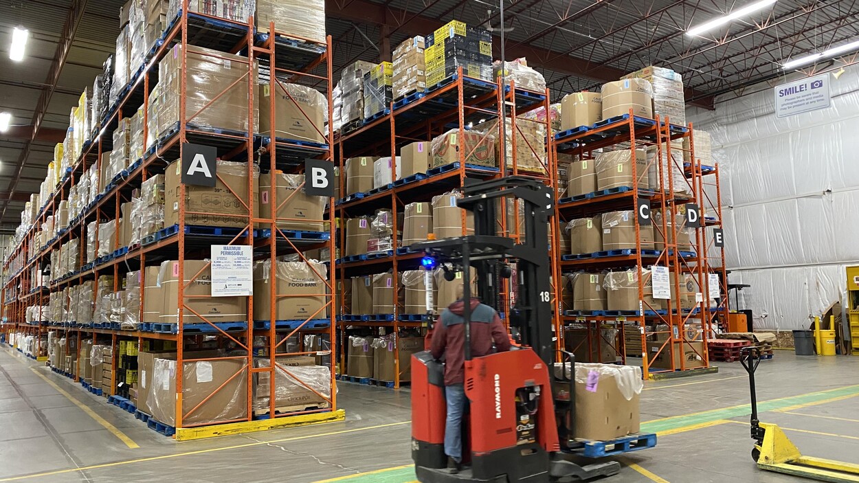 Un hangar avec des rangées de marchandises.