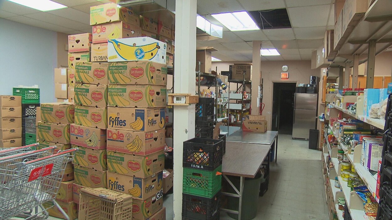 Une salle remplie de denrées alimentaires.