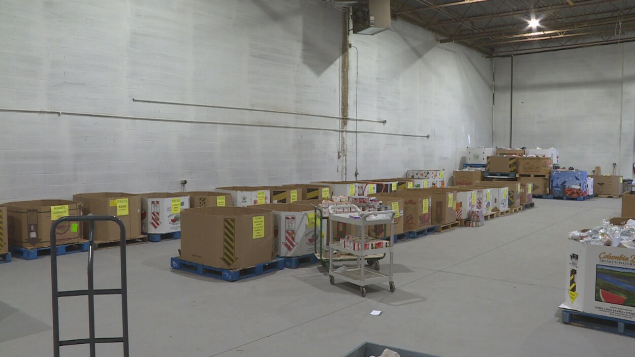 Dans un hangar, de grandes boîtes de provisions à moitié vides.