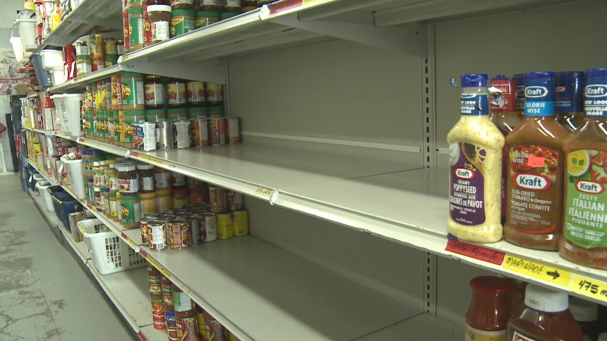 Des tablettes vides à la Sécurité alimentaire de Victoriaville.